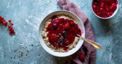 Porridge mit Waldbeergrütze Porridge mit Waldbeergrütze