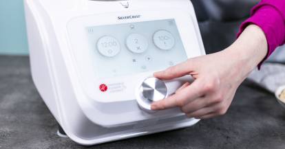 Hand am Regler des Monsieur Cuisines