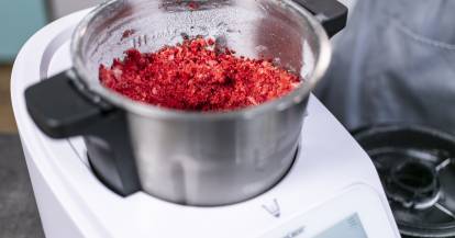 Monsieur Cuisine mit gemixten Erdbeeren für Softeis