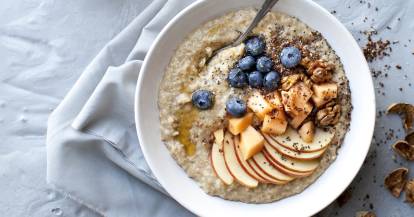 Porridge mit Apfel und Blaubeeren