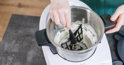 Rühraufsatz wird in den Monsieur Cuisine eingesetzt