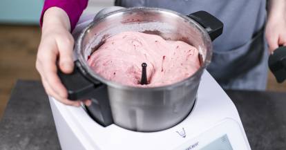 Erdbeer-Softeis im Monsieur Cuisine