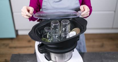 Fläschchen im Dampfgaraufsatz des Monsieur Cuisine