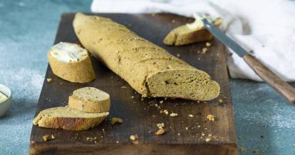 Low-Carb-Baguette mit Quark aus dem Monsiuer Cuisine angeschnitten auf einem Holzbrett