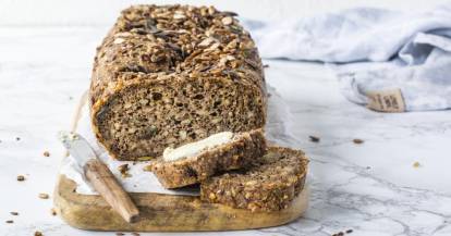 Low-Carb-Brot mit Nüssen aus dem Monsieur Cuisine angeschnitten auf einem Holzbrett