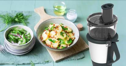 Angerichteter Gurkensalat und Bratkartoffeln neben dem WunderSlicer® 