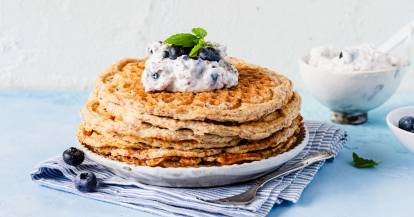 Low-Carb-Waffeln mit Blaubeerquark
