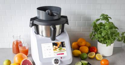 Monsieur Cuisine mit dem WunderJuicer und verschiedenen Zitrusfrüchten.