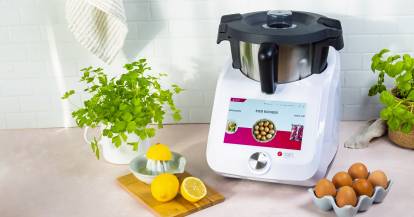 Monsieur Cuisine mit Eiern und Zitronen auf Arbeitsfläche.