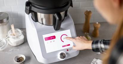 Hand tippt auf Display des Monsieur Cuisine