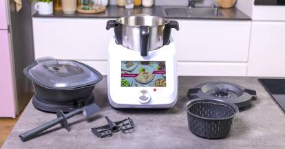 Monsieur Cuisine Smart steht mit dem Zubehör auf einer Arbeitsfläche.