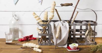 Stockbrote in einem kleine Korb