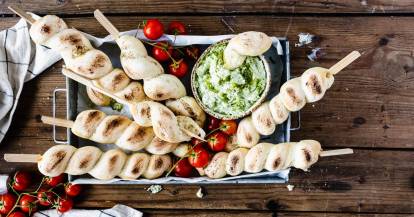 Stockbrote in einem Korb