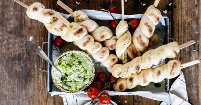 Viele Stockbrote in einem Korb