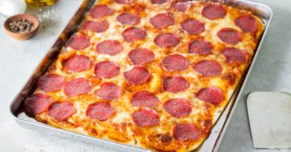 Salami-Pizza vom Blech