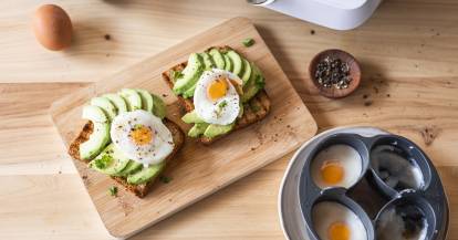 Belegtes Toast mit Avocado und pochiertem Ei