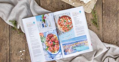 Vorschau der neuen Ausgabe von monsieur cuisine, zu sehen ist eine Doppelseite mit mediterranen Rezepten aus Griechenland