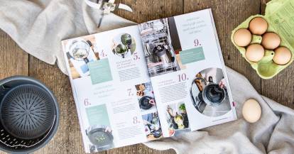 Vorschau der neuen Ausgabe von monsieur cuisine, zu sehen ist eine aufgeschlagene Doppelseite mit wertvollen Hacks für deinen Monsieur Cuisine