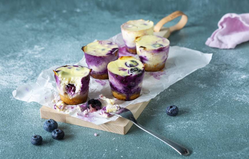 Low-Carb-Käsekuchenmuffins mit Blaubeeren