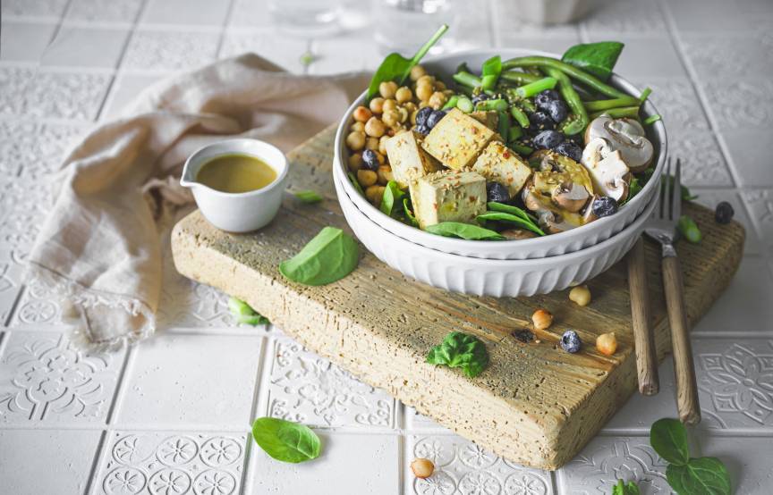 Bowl mit Spinat und mariniertem Tofu