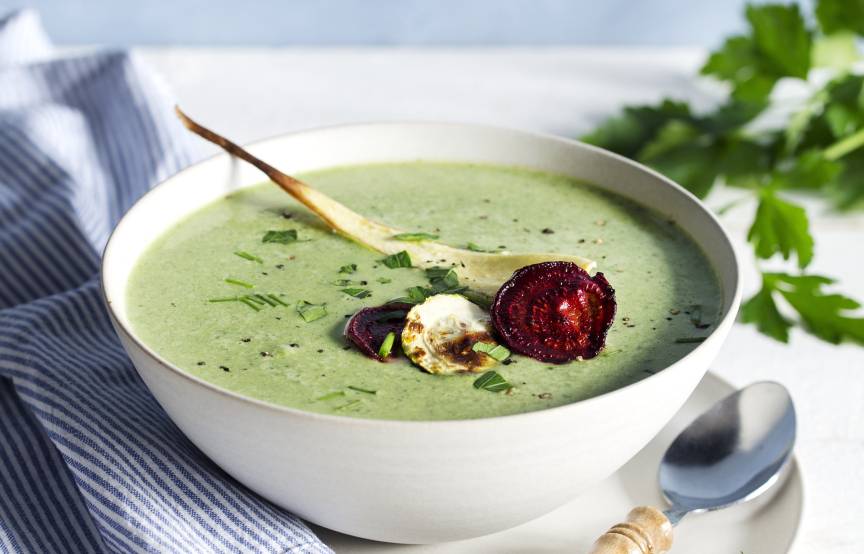 Cremige Kräutersuppe mit Gemüsechips