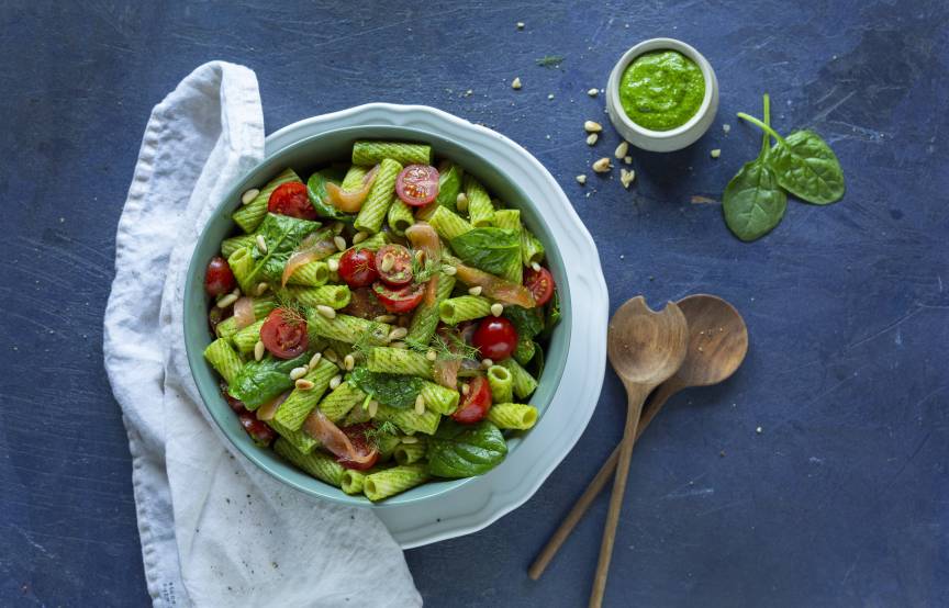 Fix: Nudelsalat mit Räucherlachs, Pestodressing, Kirschtomaten, Babyspinat mit frischem Dill