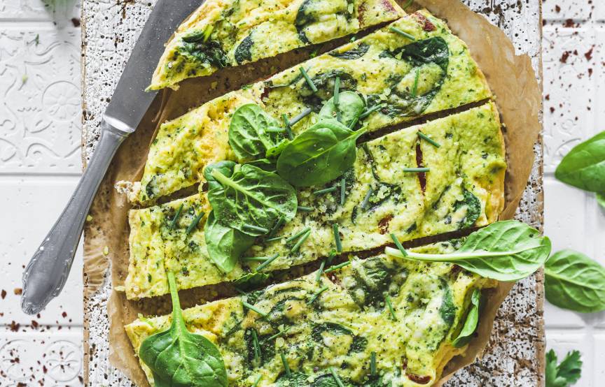 Gemüse-Parmesan-Omelett mit Kräuterdip