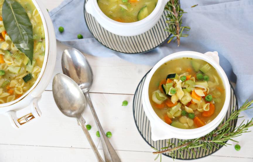 Gemüsesuppe mit Muschelnudeln