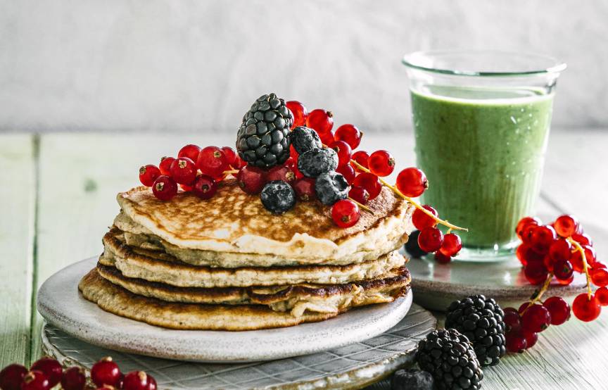Hafer-Pancakes mit grünem Smoothie
