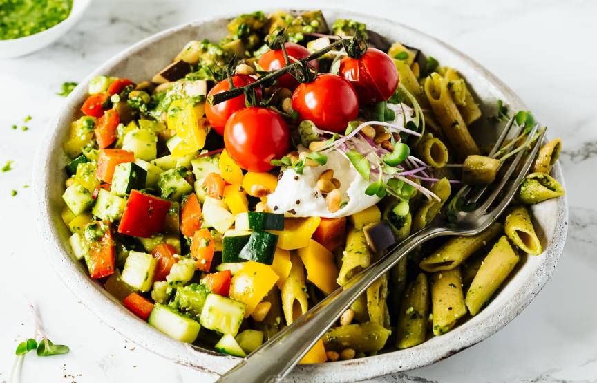 Pasta-Bowl mit Pestosoße und Burrata