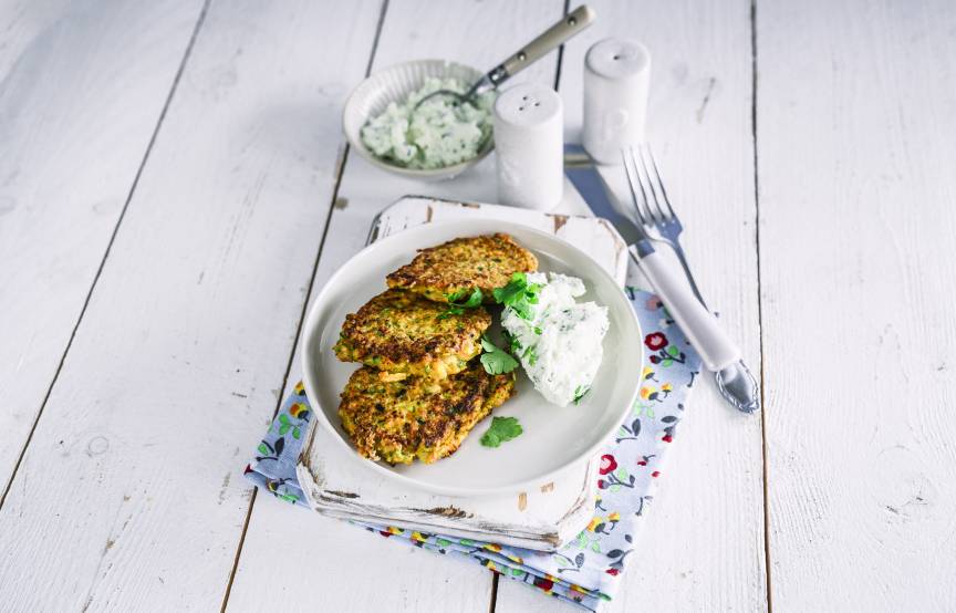 Karotten-Zucchinipuffer mit Schafskäsedip