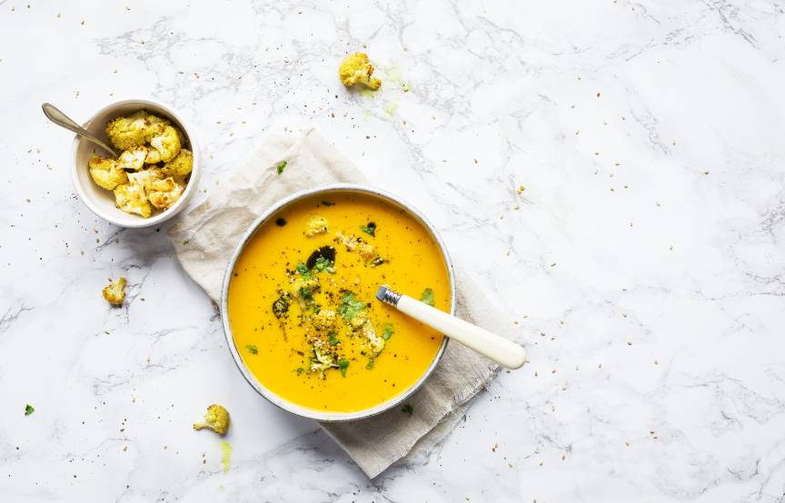 Karottensuppe mit geröstetem Sesam-Blumenkohl