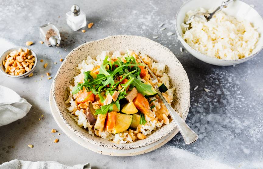 Kokos-Kürbistopf mit Erdnussbutter auf Jasminreis