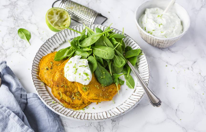 Kürbis-Karotten-Puffer mit Kräuter-Limetten-Quark