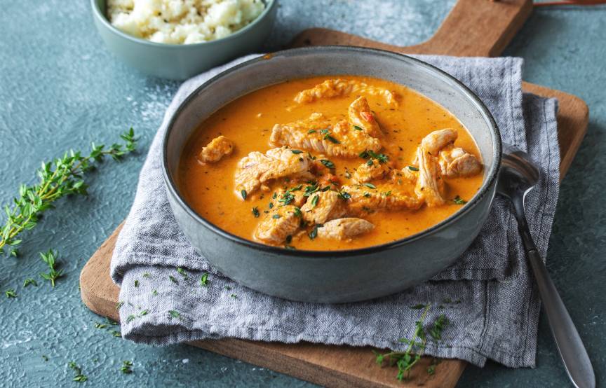 Low-Carb-Putengulasch in roter Sahnesoße