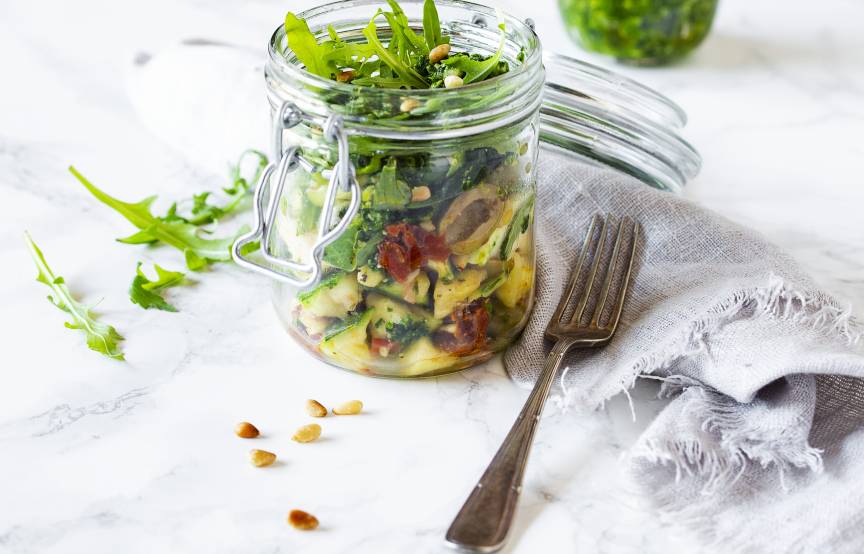 Mediterraner Zucchinisalat mit Mozzarella