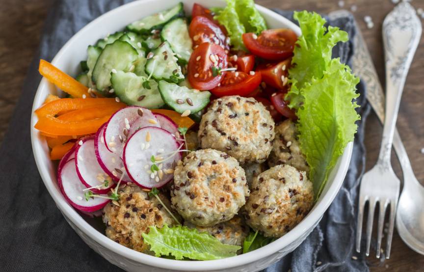 Quinoa-Hackbällchen mit Salat