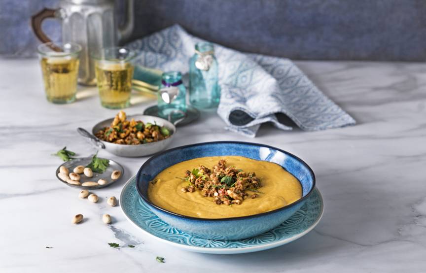 Rote Linsensuppe mit Chili-Topping