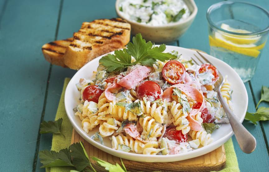 Schneller Nudelsalat mit Zaziki-Dressing