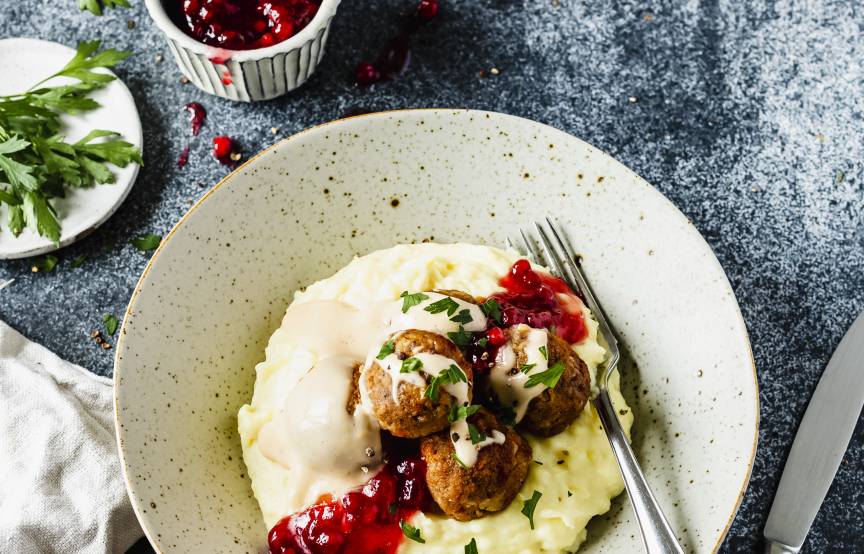 Schwedische Plantbullar mit Stampf und Preiselbeeren
