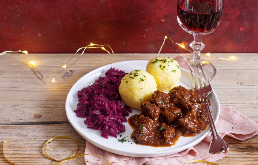 Wildgulasch mit Rotkohl und Klößen