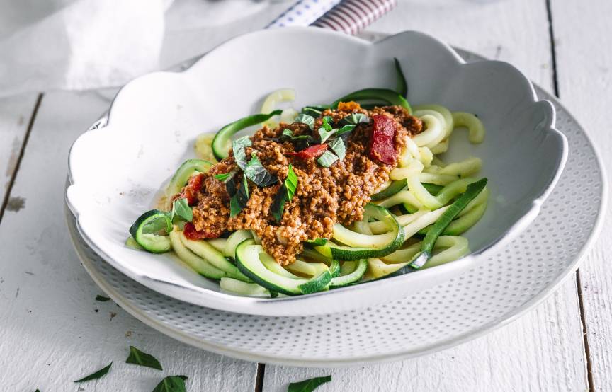 Zucchini-Nudeln mit Paprika-Bolognese