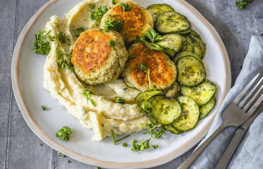 Fischfrikadellen mit Pastinakenpüree und Gurkensalat