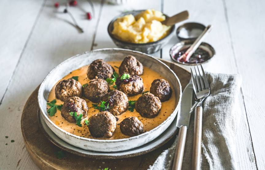 Köttbullar mit Stampf und Preiselbeeren