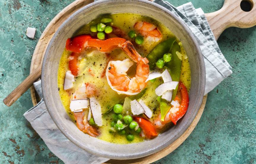 Leichte Kokossuppe mit Garnelen