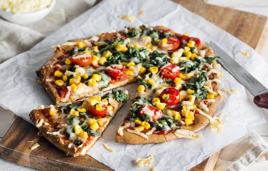Low Carb Pizza mit Käseboden