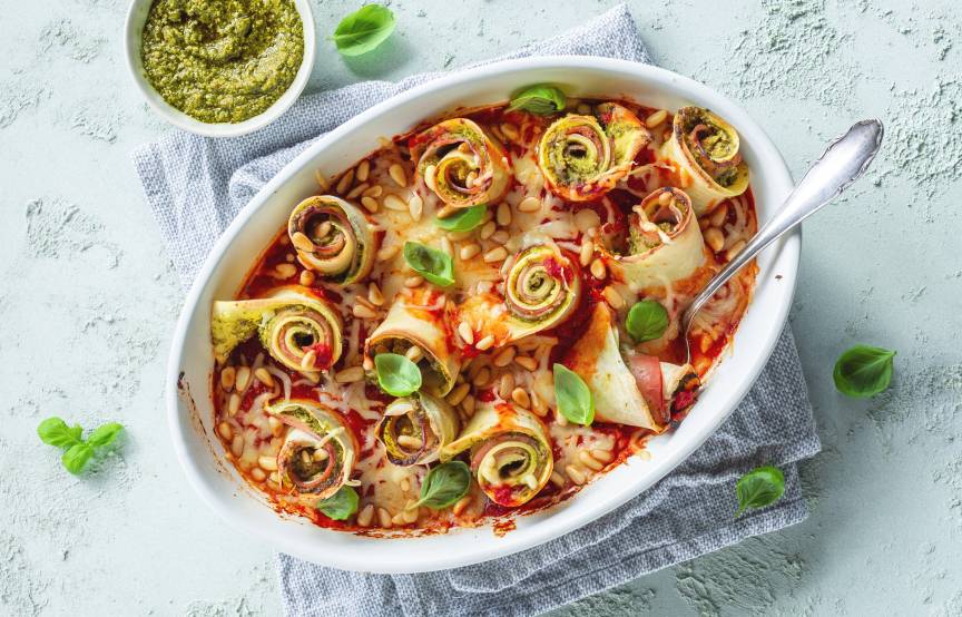 Pfannkuchen-Auflauf mit Schinken und Tomatensoße