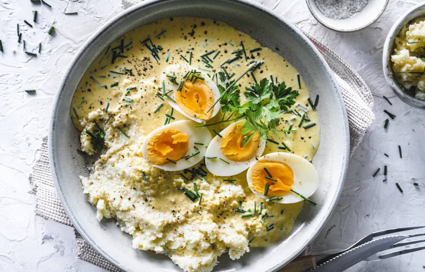 Senfeier mit Blumenkohlstampf