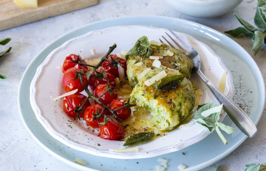 Käseknödel mit Salbeibutter und Tomaten