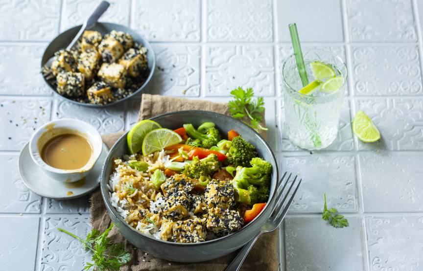 Sesam-Tofu mit gedämpftem Gemüse und Reis